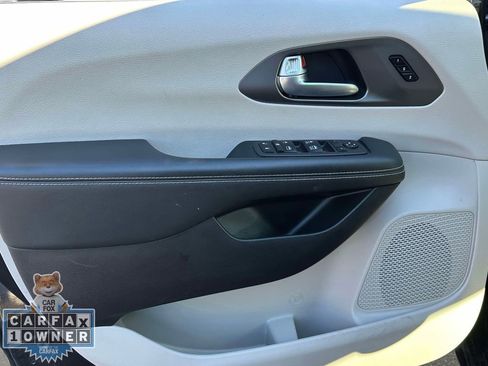 Used 2023 Chrysler Pacifica Touring-L FWD image 15