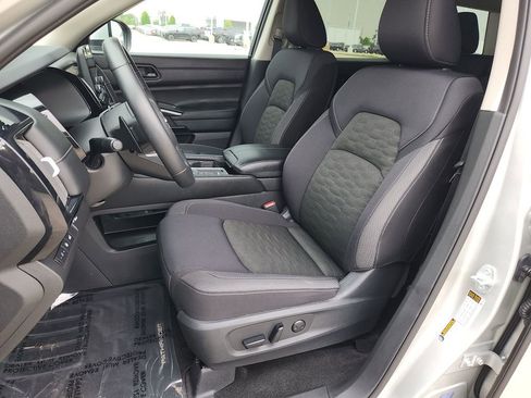 Used 2025 Nissan Pathfinder SV FWD image 12