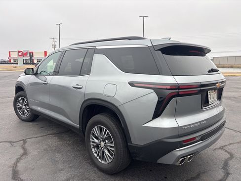Used 2024 Chevrolet Traverse LT image 3