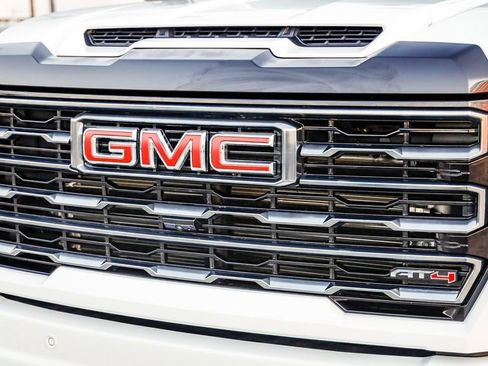 Used 2025 GMC Sierra 2500 AT4 image 6