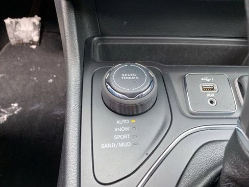 Certified 2021 Jeep Cherokee Latitude w/ Safety Group image 27