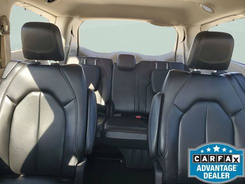 Used 2022 Chrysler Pacifica Touring-L image 16