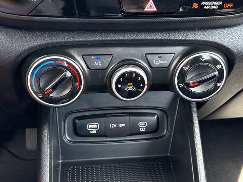 Certified 2025 Hyundai Venue SE image 22