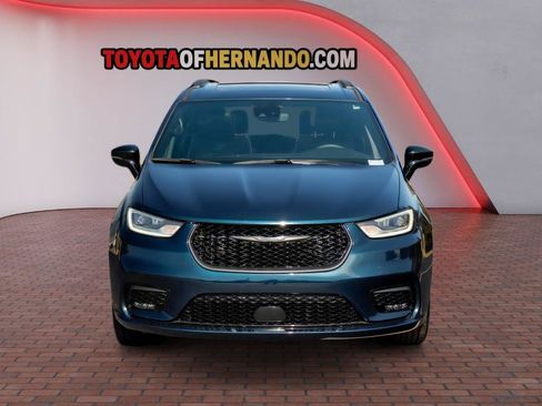 Used 2025 Chrysler Pacifica Limited FWD image 2