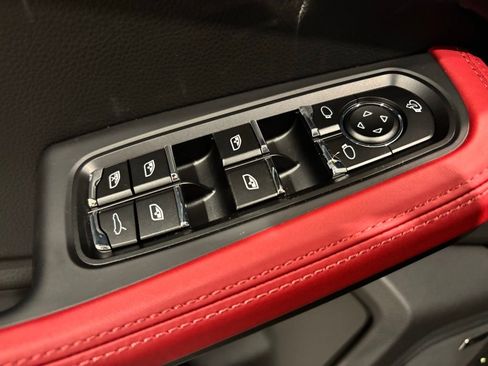 Certified 2025 Porsche Macan image 20