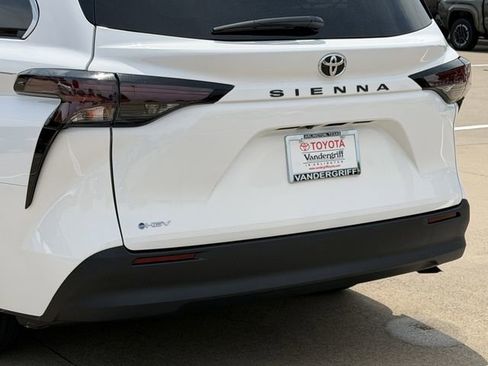 New 2026 Toyota Sienna LE FWD image 5