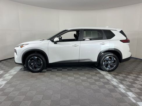 Used 2024 Nissan Rogue SV image 2