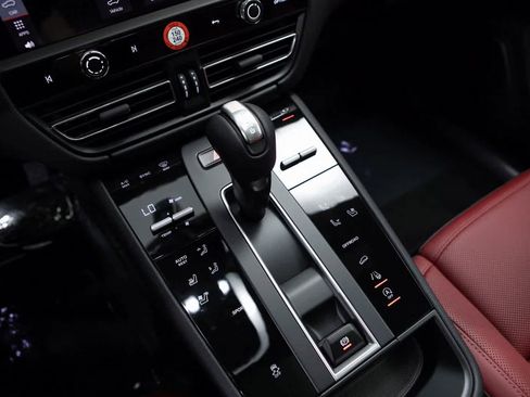 Certified 2025 Porsche Macan image 16