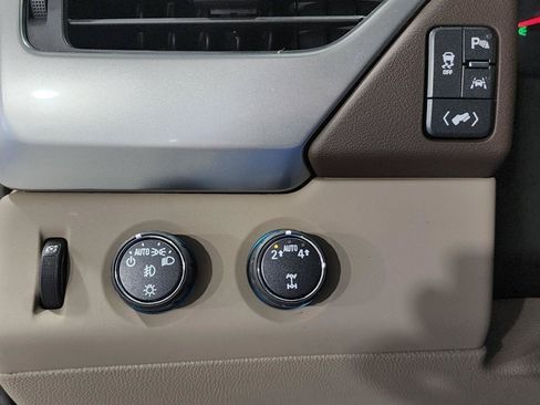 Used 2018 Chevrolet Suburban Premier AWD/4WD image 16