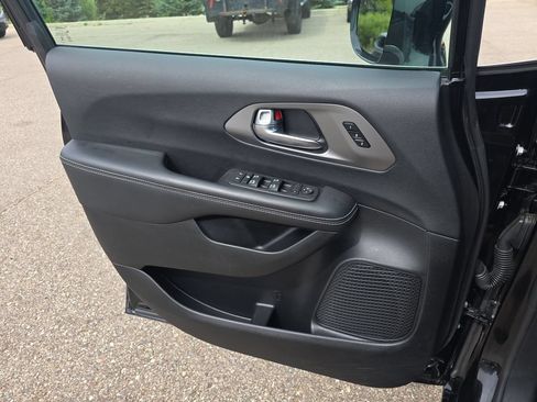 Used 2025 Chrysler Pacifica Select FWD image 29