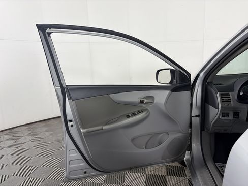 Used 2013 Toyota Corolla LE image 27