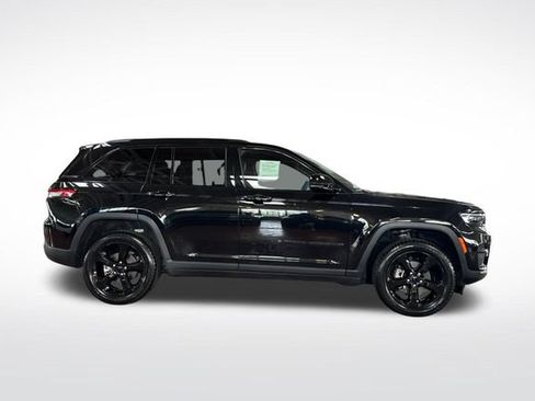Used 2023 Jeep Grand Cherokee Altitude AWD/4WD image 3