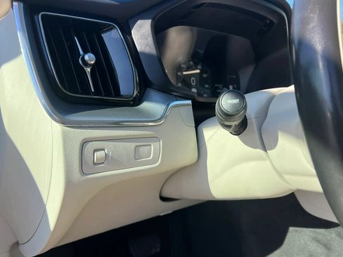 Used 2019 Volvo XC60 T5 Momentum w/ Premium Package AWD/4WD image 14