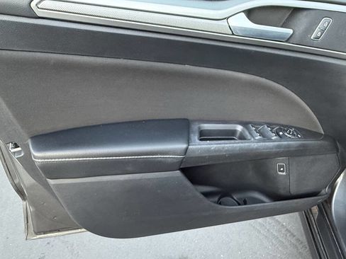 Used 2019 Ford Fusion SE image 16