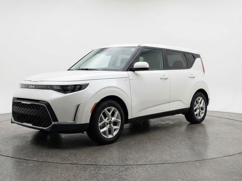 Used 2025 Kia Soul LX w/ LX Technology Package image 3
