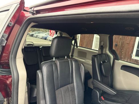 Used 2019 Dodge Grand Caravan SXT FWD image 12