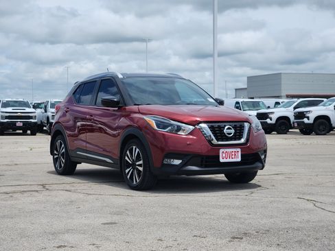 Used 2018 Nissan Kicks SR w/ Premium Package FWD image 3