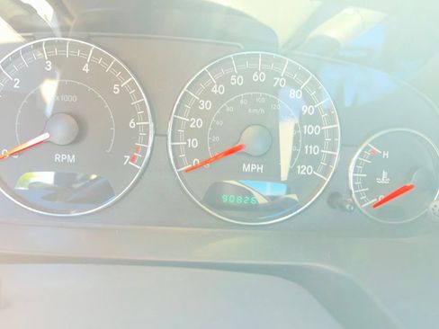 Used 2004 Chrysler Sebring Sedan FWD image 3