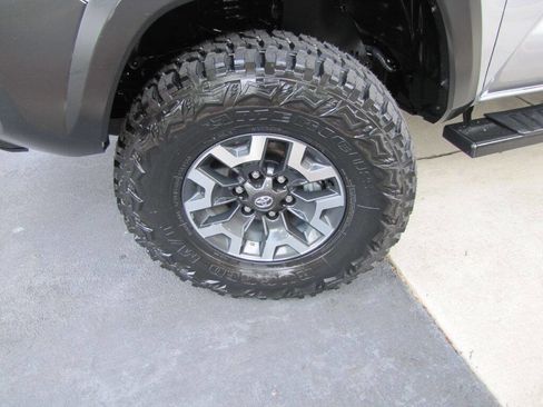 Used 2020 Toyota Tacoma TRD Off-Road RWD image 37