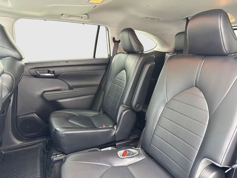 Used 2021 Toyota Highlander XLE FWD image 36