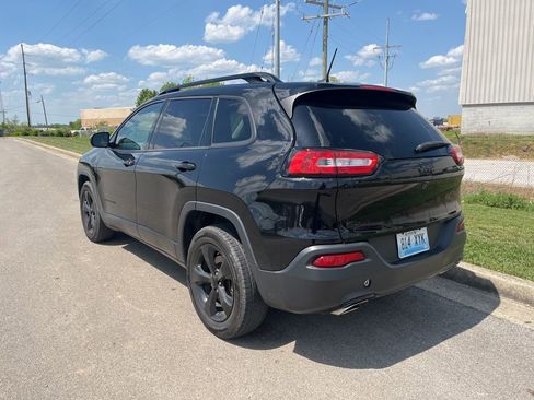 Used 2018 Jeep Cherokee Latitude w/ Altitude Package AWD/4WD image 4