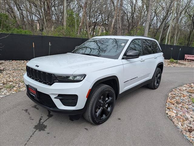Used 2024 Jeep Grand Cherokee Altitude AWD/4WD image 1