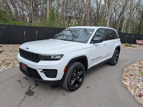 Used 2024 Jeep Grand Cherokee Altitude AWD/4WD image 1