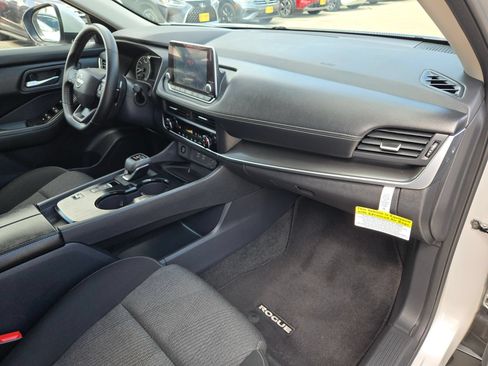 Used 2025 Nissan Rogue SV FWD image 28