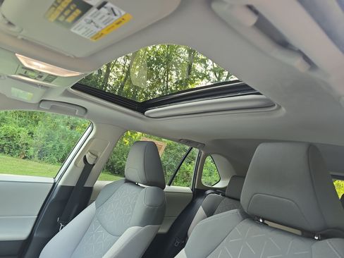 Used 2022 Toyota RAV4 XLE w/ Convenience Package FWD image 29