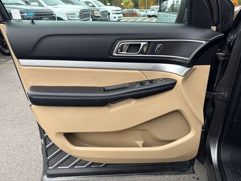 Used 2017 Ford Explorer XLT w/ Equipment Group 202A image 21