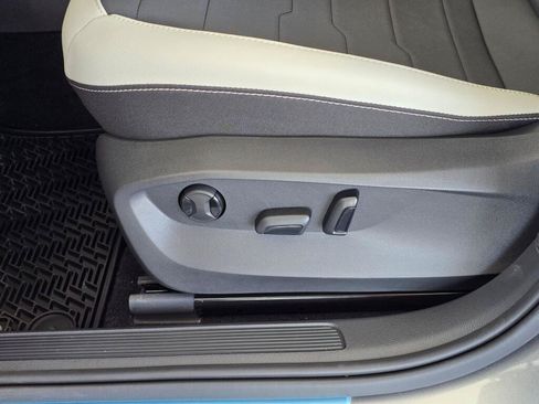 New 2026 Volkswagen Taos SE AWD/4WD image 21