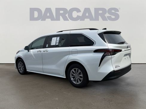 Used 2025 Toyota Sienna XLE AWD/4WD image 5