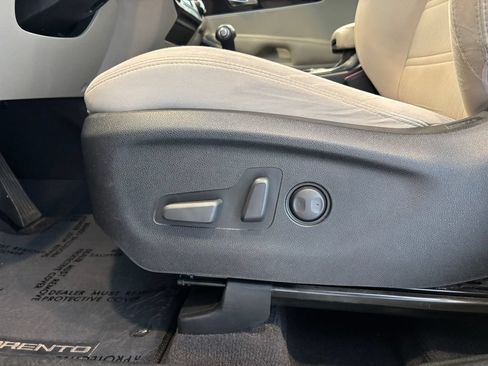 Used 2019 Kia Sorento AWD V6 image 16