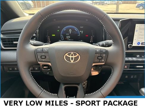 Used 2025 Toyota Camry SE w/ Convenience Package image 5