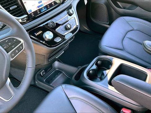 New 2026 Chrysler Pacifica Select image 7