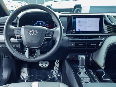 Used 2025 Toyota Camry SE FWD image 3