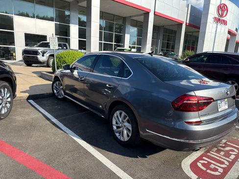 Used 2018 Volkswagen Passat 2.0T SE FWD image 5