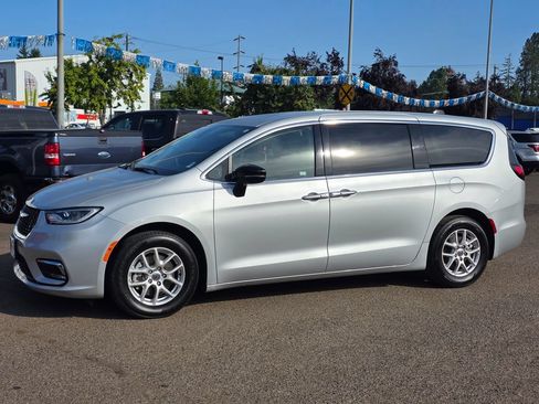 Used 2024 Chrysler Pacifica Touring-L FWD image 34