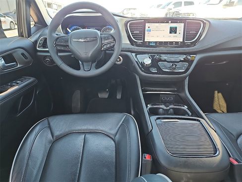 Certified 2024 Chrysler Pacifica Limited w/ S Appearance Package image 19