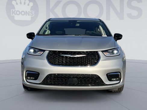 Used 2024 Chrysler Pacifica Touring-L FWD image 11