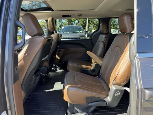 Used 2017 Chrysler Pacifica Limited FWD image 22