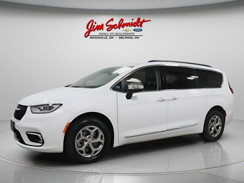 Used 2023 Chrysler Pacifica Limited AWD/4WD image 2
