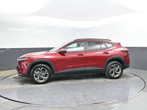 Used 2025 Chevrolet Trax LT FWD image 4