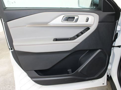 Used 2025 Ford Explorer Active w/ Active Comfort Package image 18