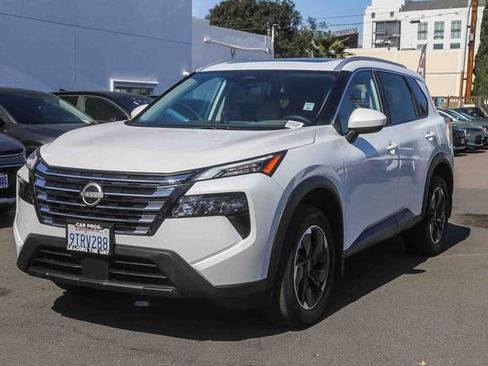 Used 2025 Nissan Rogue SV w/ SV Premium Package image 5