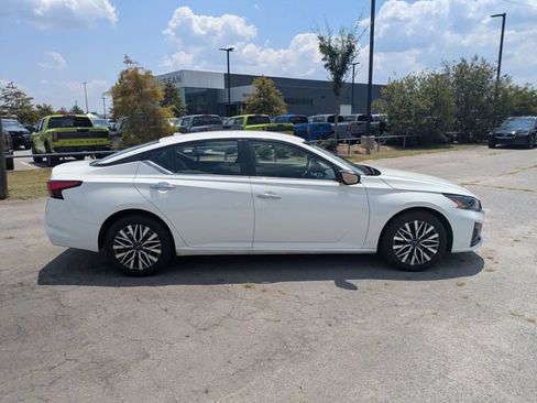 Used 2025 Nissan Altima 2.5 SV FWD image 2