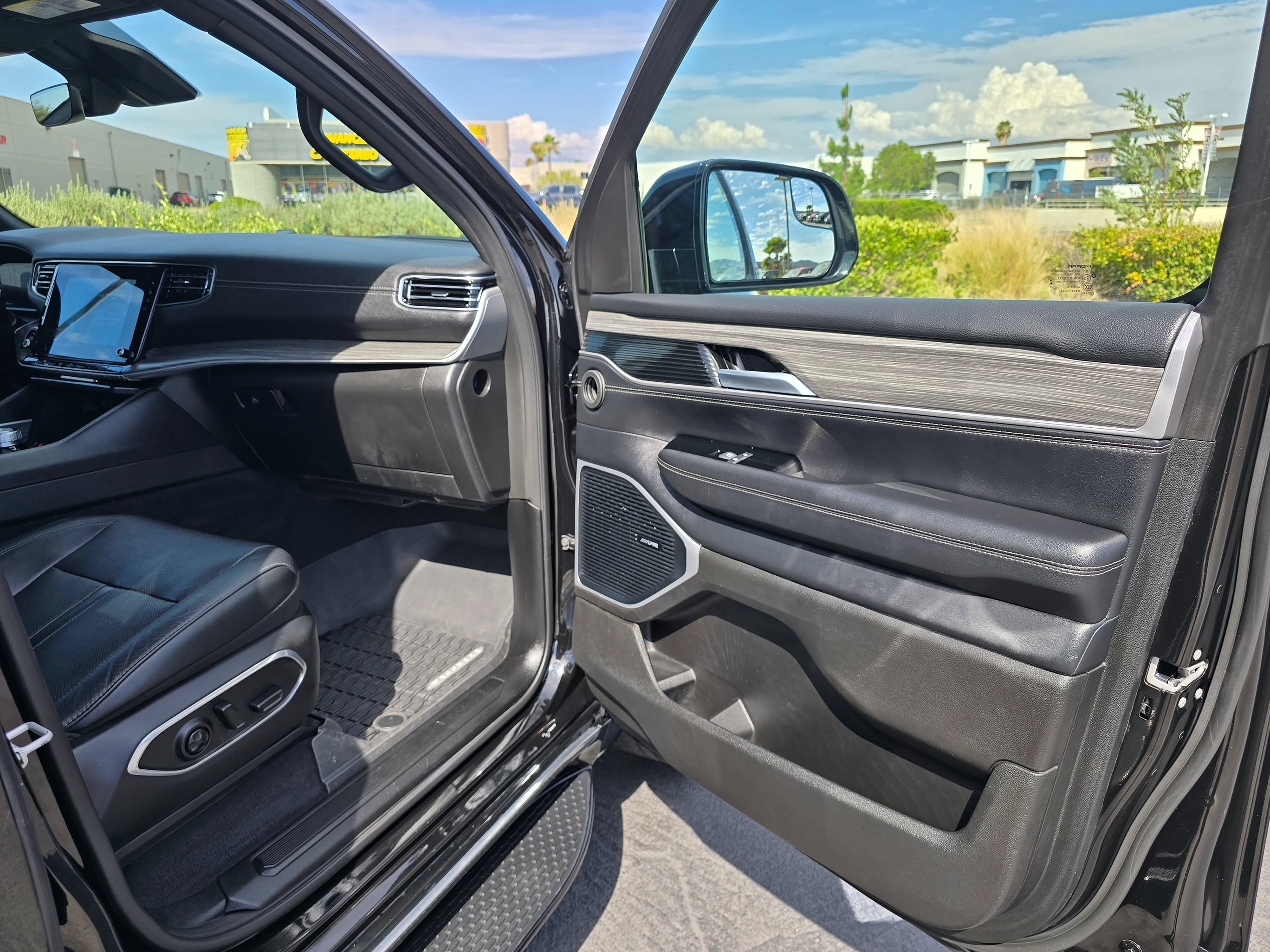 Used 2024 Jeep Wagoneer Series II w/ Flexible Seating Group RWD image 40