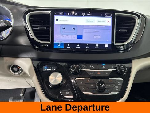 Used 2024 Chrysler Pacifica Touring-L FWD image 17