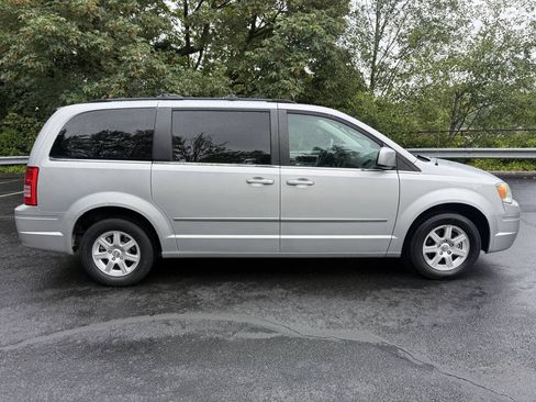 Used 2010 Chrysler Town & Country Touring FWD image 5