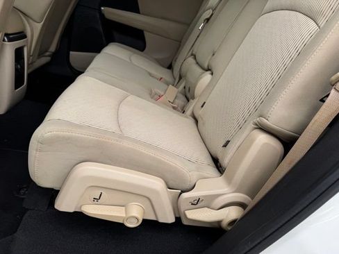 Used 2017 Dodge Journey SXT w/ Comfort/Convenience Group FWD image 10